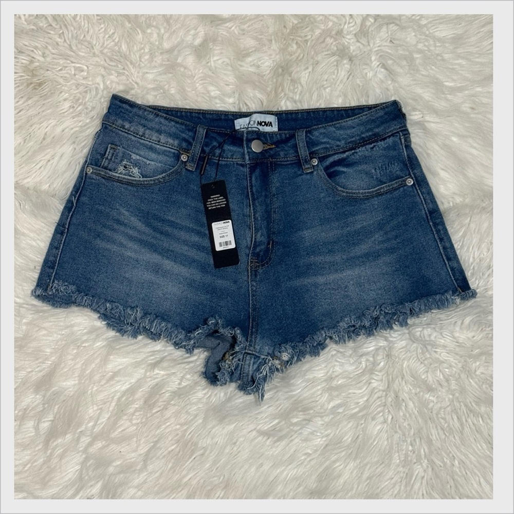 🏷️💙NWT Fashion Nova ‘Heatwave Cut Off’ Denim Shorts - Medium Wash Size 11